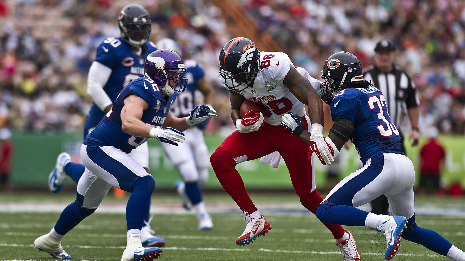 体育新闻中心记者连线现场,体育专栏记者