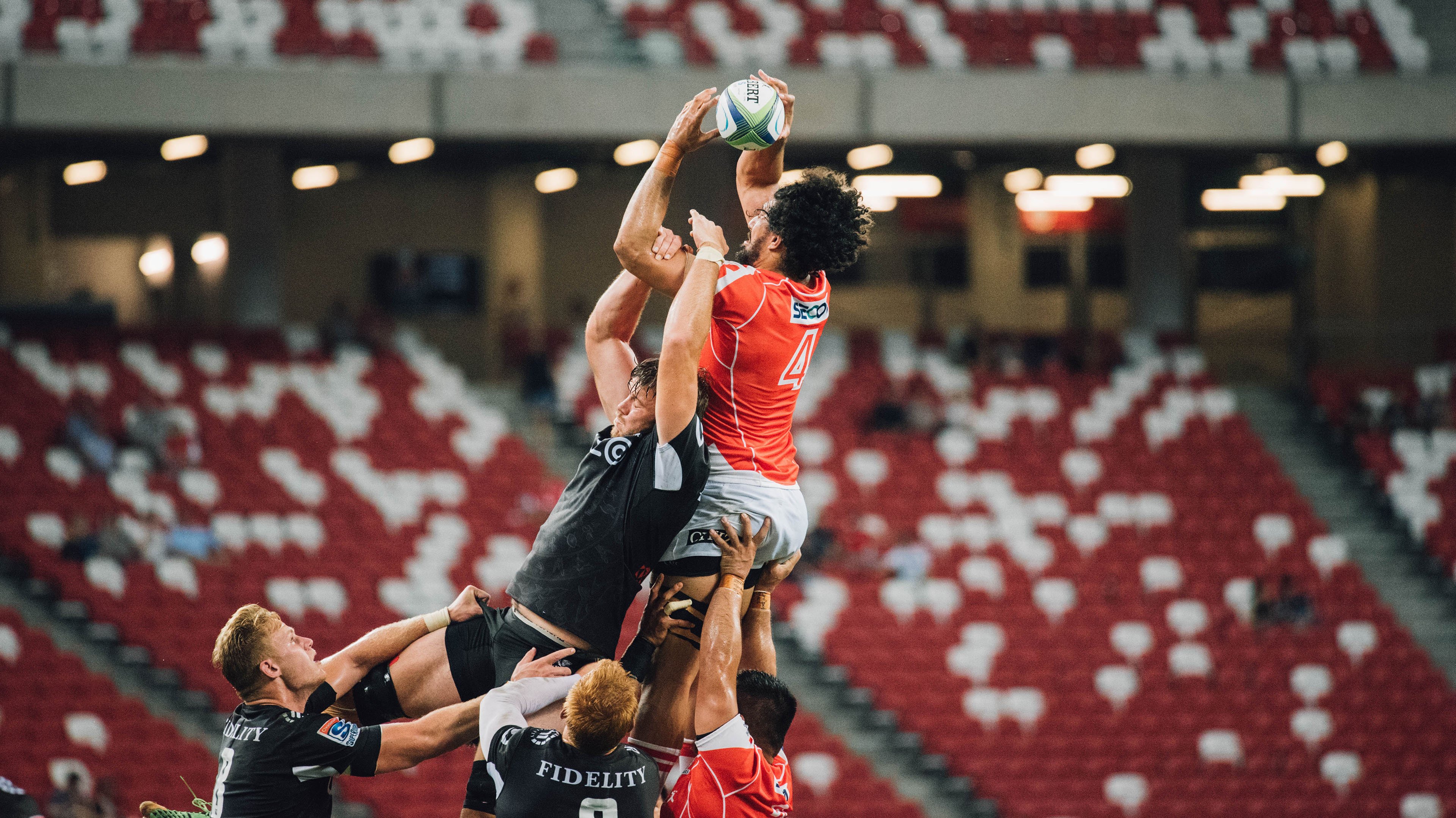 拳击赛焦点战，泰森·富里成功卫冕，泰森富里拳套