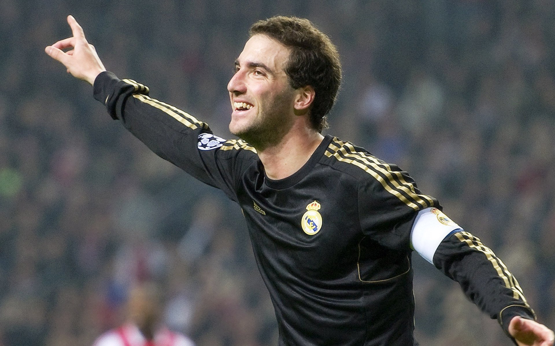 球场外部商业活动为赛事增加收入来源，球场业务